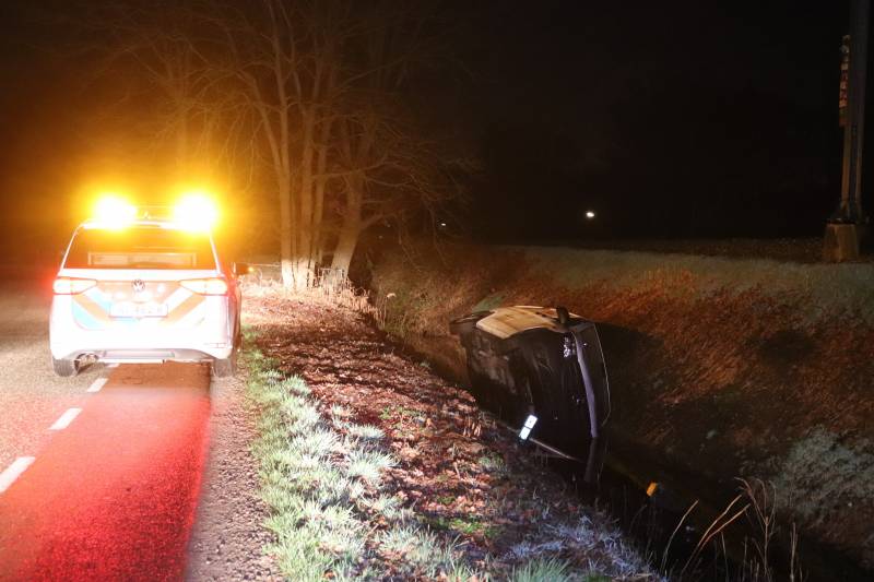 Beschonken bestuurder belandt in sloot en raakt rijbewijs kwijt