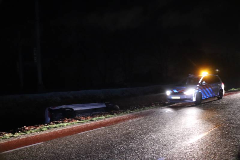 Beschonken bestuurder belandt in sloot en raakt rijbewijs kwijt
