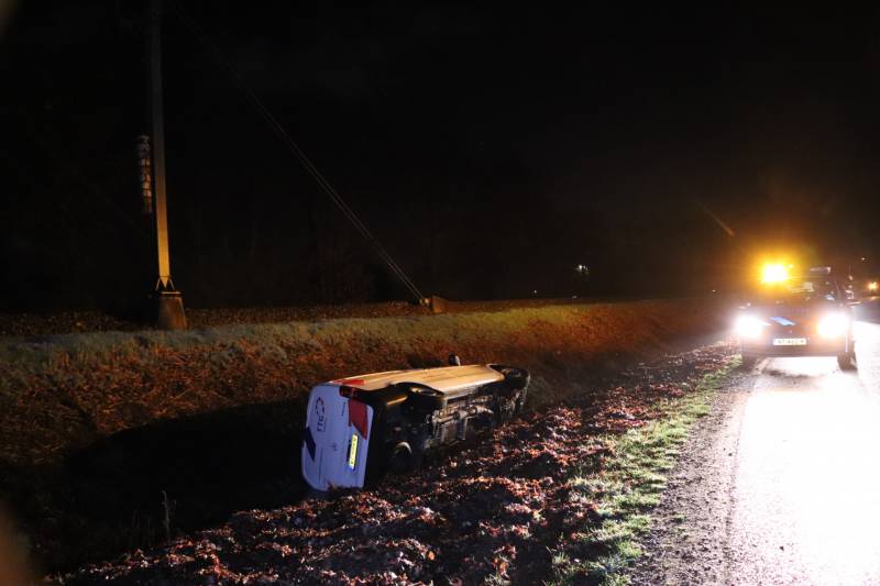 Beschonken bestuurder belandt in sloot en raakt rijbewijs kwijt