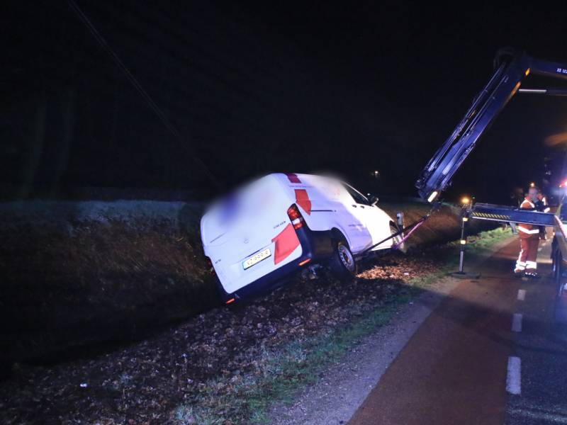 Beschonken bestuurder belandt in sloot en raakt rijbewijs kwijt