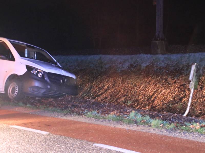 Beschonken bestuurder belandt in sloot en raakt rijbewijs kwijt