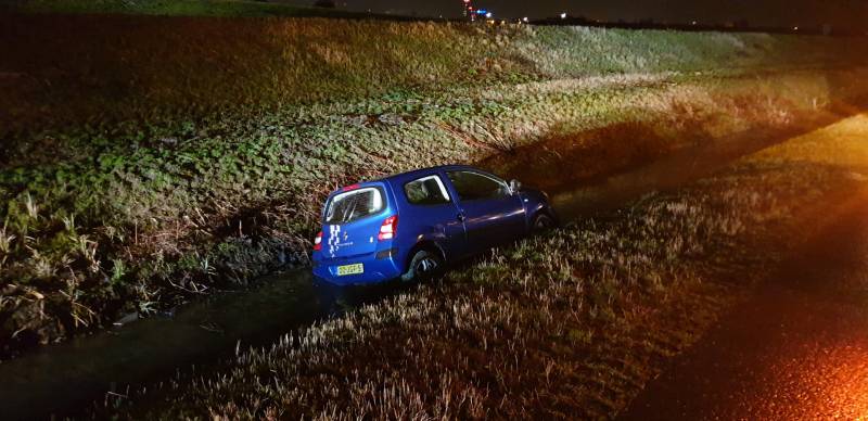 Personenauto belandt in de sloot