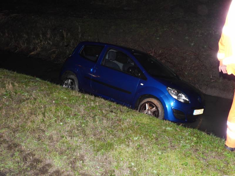 Personenauto belandt in de sloot