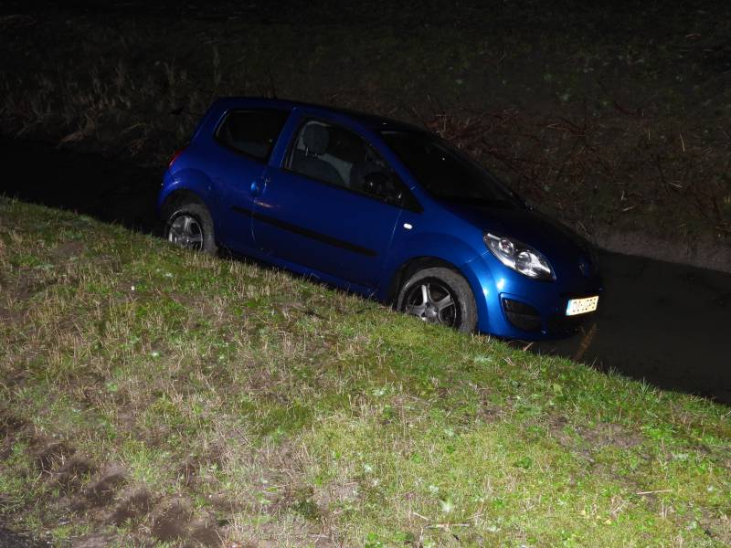 Personenauto belandt in de sloot