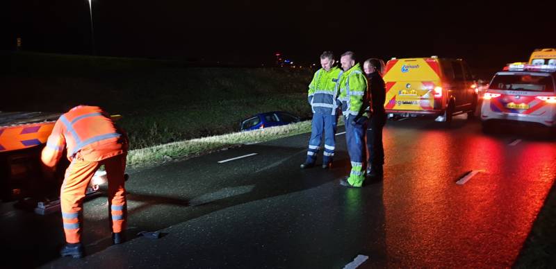 Personenauto belandt in de sloot