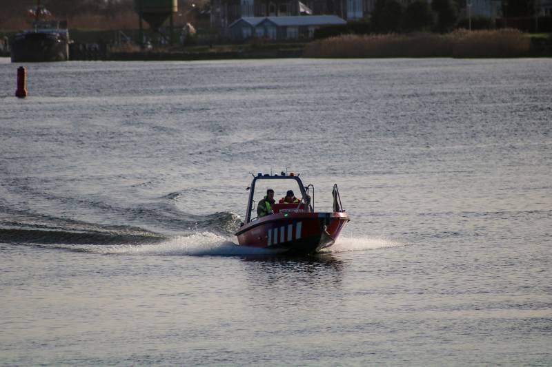Zoekactie na mogelijk persoon te water bij waterzuivering