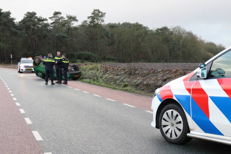 Auto vliegt over de kop op spekgladde weg