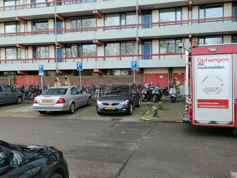 Benzinelucht op meerdere verdiepingen van flatgebouw