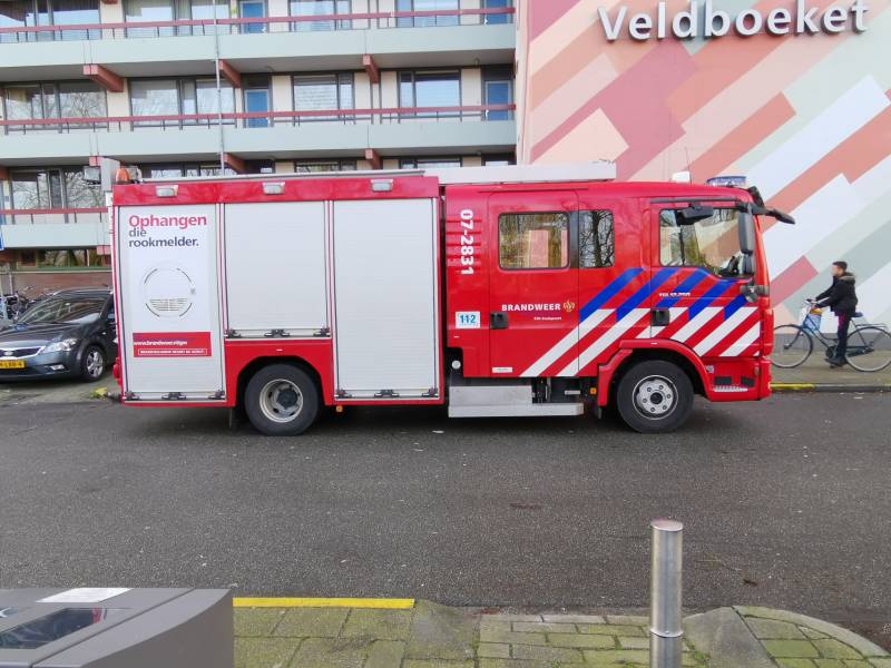 Benzinelucht op meerdere verdiepingen van flatgebouw