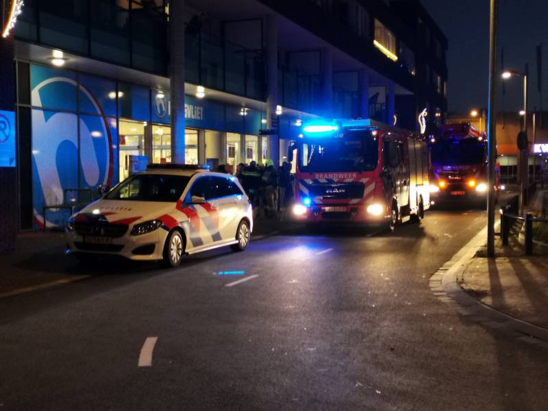 Supermarkt Hoogvliet vol rook na mogelijk brand