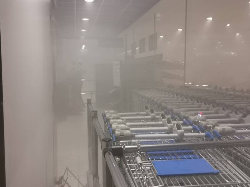 Supermarkt Hoogvliet vol rook na mogelijk brand