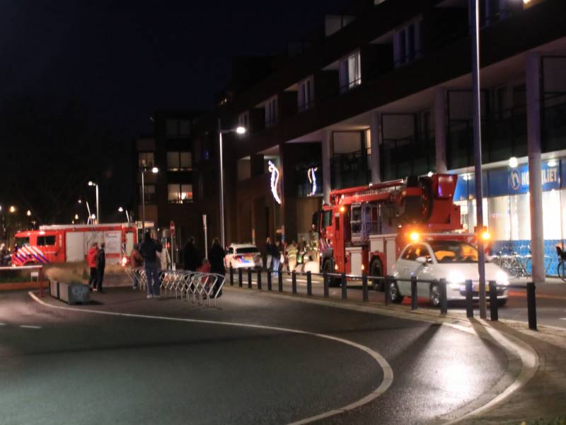 Supermarkt Hoogvliet vol rook na mogelijk brand