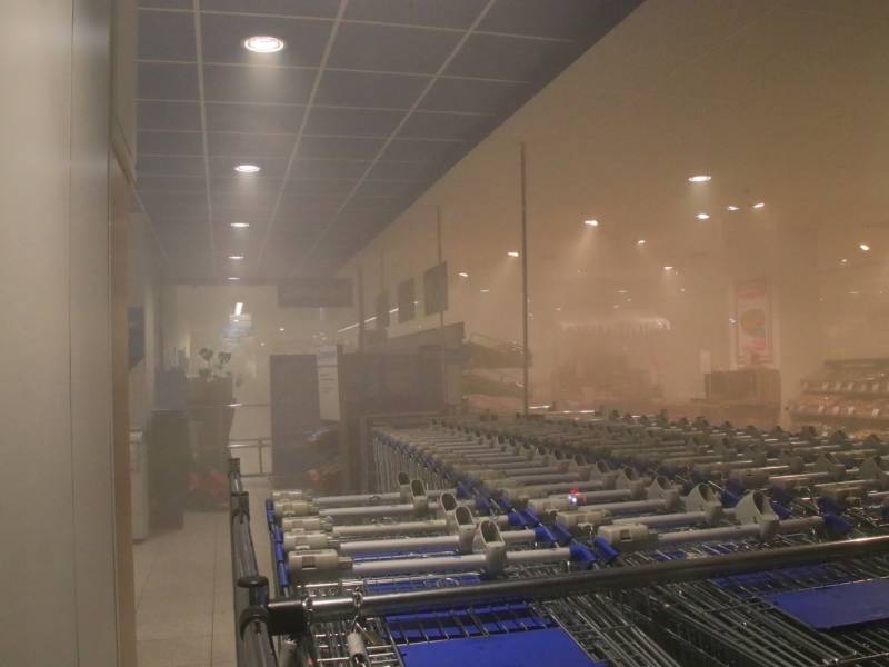Supermarkt Hoogvliet vol rook na mogelijk brand