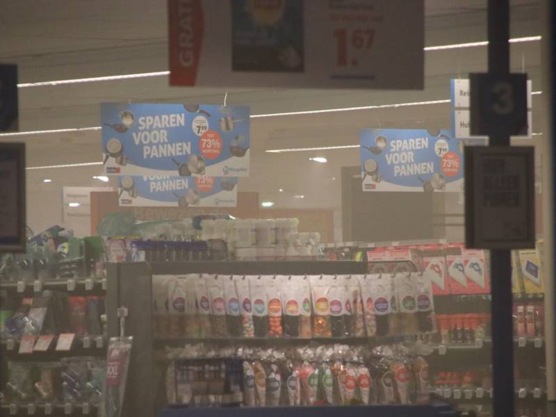 Supermarkt Hoogvliet vol rook na mogelijk brand