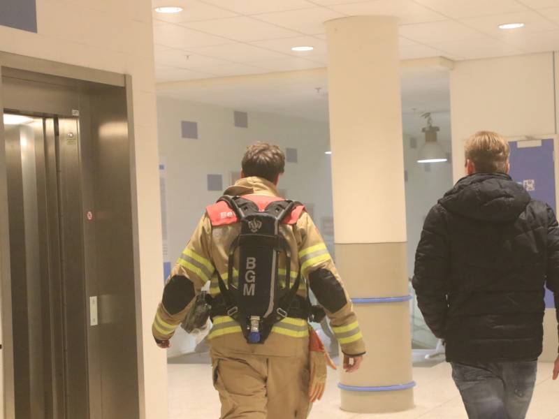 Supermarkt Hoogvliet vol rook na mogelijk brand