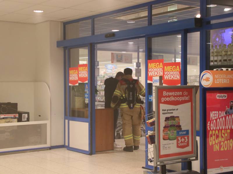 Supermarkt Hoogvliet vol rook na mogelijk brand