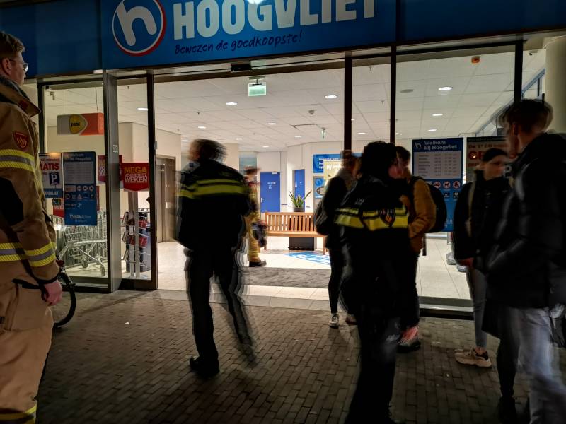Supermarkt Hoogvliet vol rook na mogelijk brand