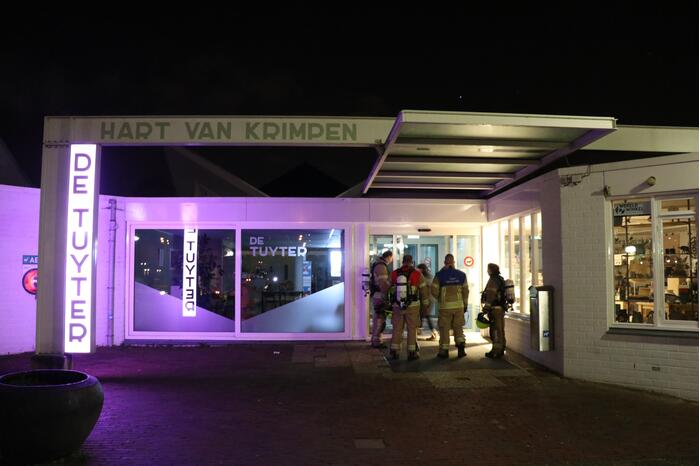 Brandweer onderzoekt brandmelding in ontmoetingscentrum de Tuyter