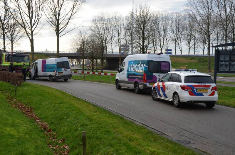 Bestelbus botst frontaal met vrachtwagen