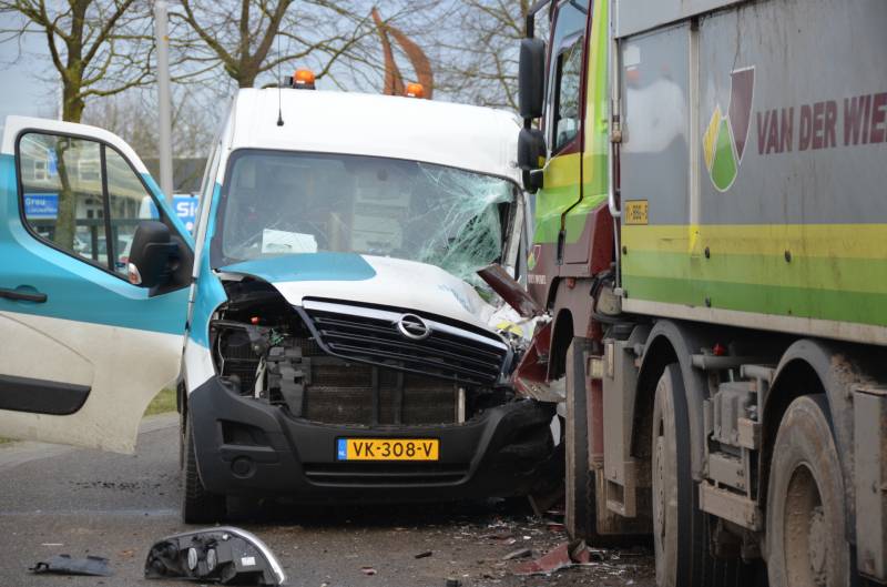 Bestelbus botst frontaal met vrachtwagen