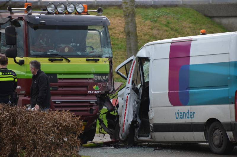 Bestelbus botst frontaal met vrachtwagen