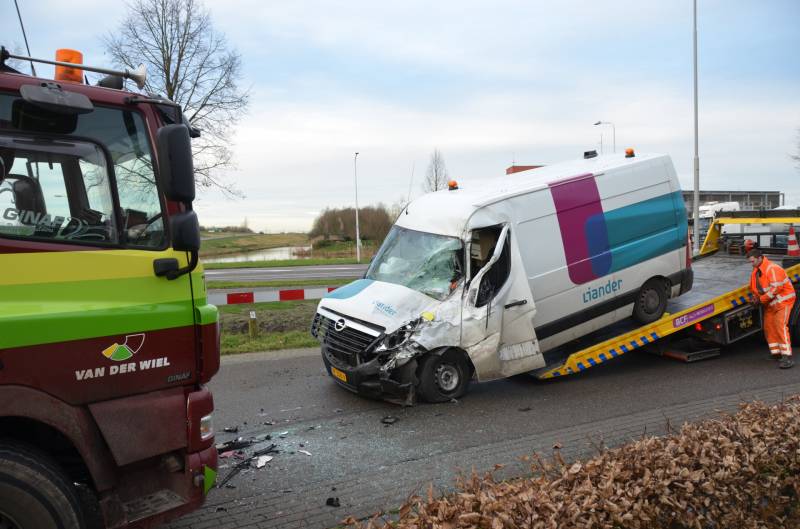 Bestelbus botst frontaal met vrachtwagen