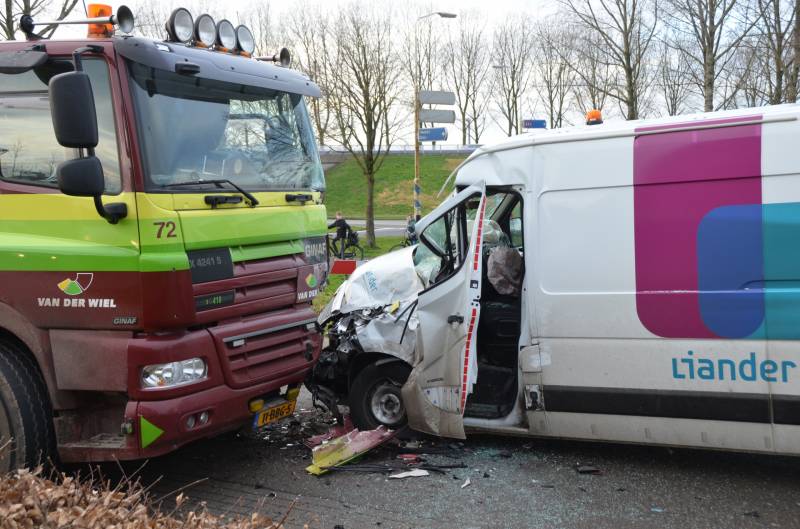 Bestelbus botst frontaal met vrachtwagen