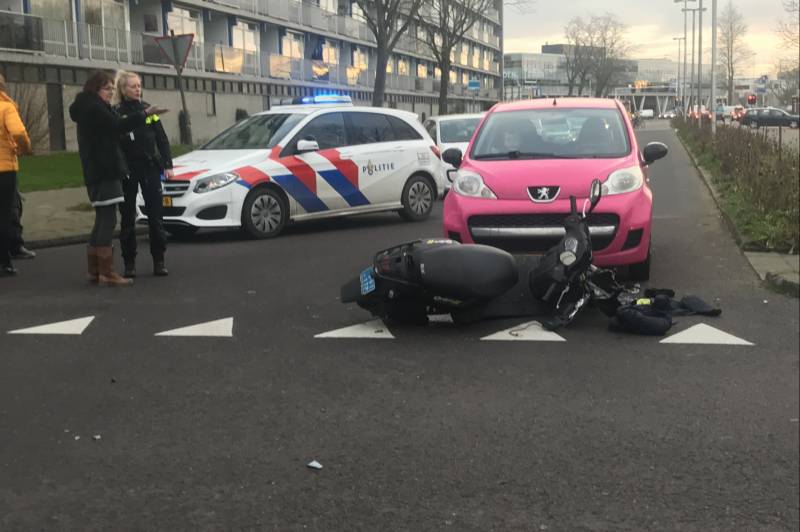 Scooterrijder gewond na aanrijding met auto