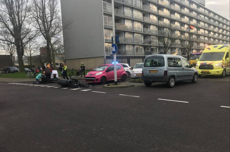 Scooterrijder gewond na aanrijding met auto