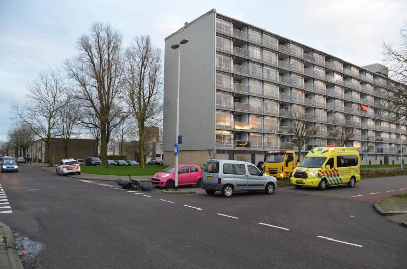 Scooterrijder gewond na aanrijding met auto
