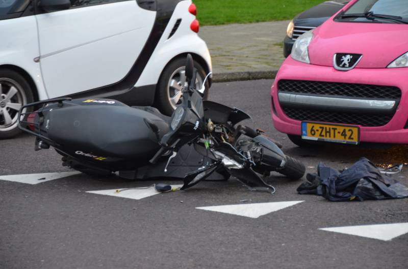 Scooterrijder gewond na aanrijding met auto