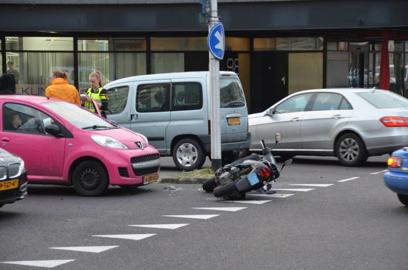 Scooterrijder gewond na aanrijding met auto
