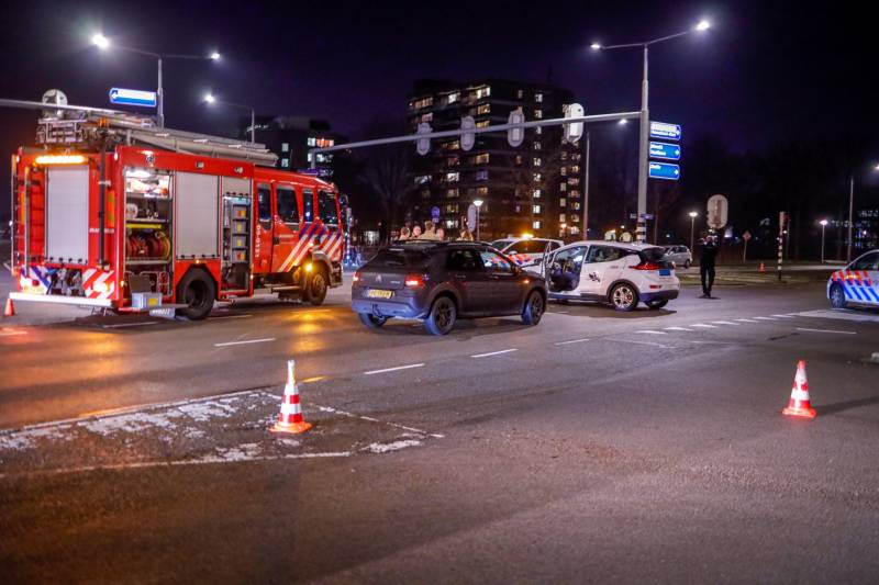 Twee auto's botsen op kruising