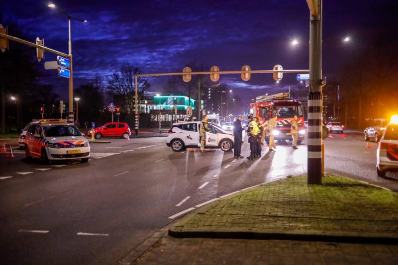 Twee auto's botsen op kruising