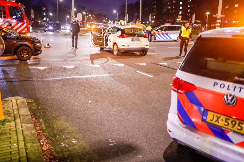Twee auto's botsen op kruising