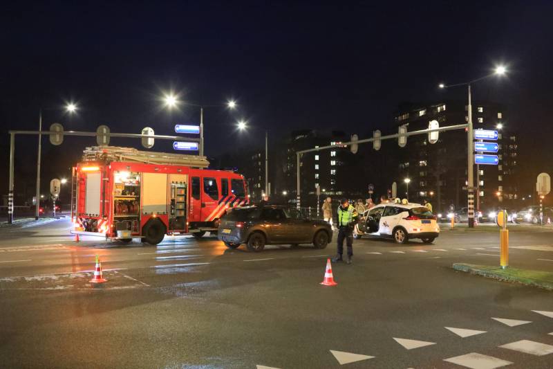 Twee auto's botsen op kruising