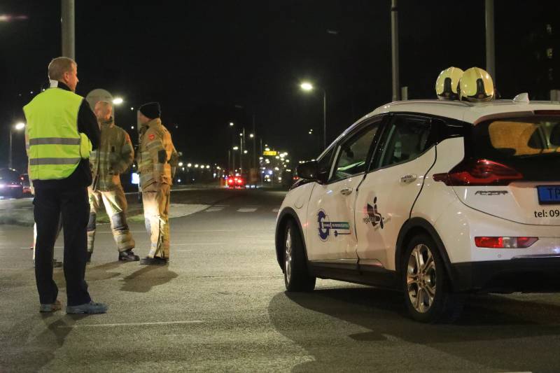 Twee auto's botsen op kruising