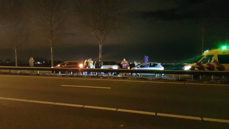 Snelweg afgesloten na kop-staart aanrijding