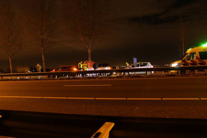 Snelweg afgesloten na kop-staart aanrijding