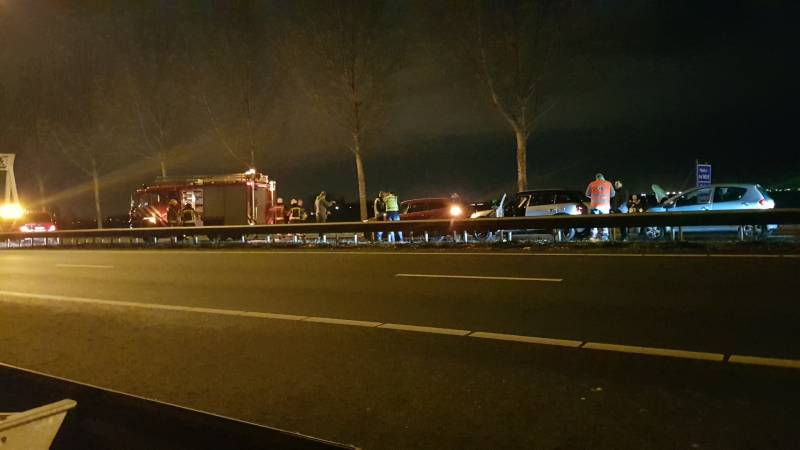 Snelweg afgesloten na kop-staart aanrijding