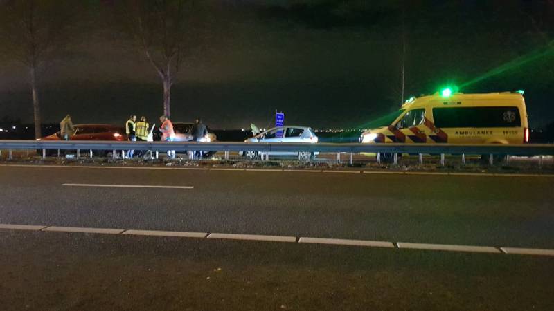 Snelweg afgesloten na kop-staart aanrijding