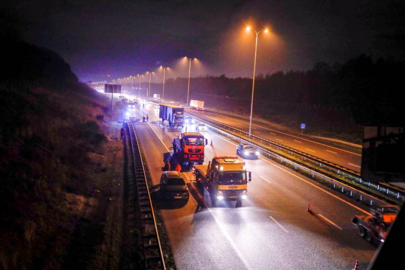 Enorme ravage na ongeval met vrachtwagen