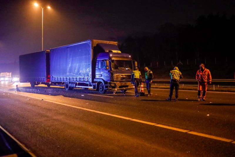 Enorme ravage na ongeval met vrachtwagen