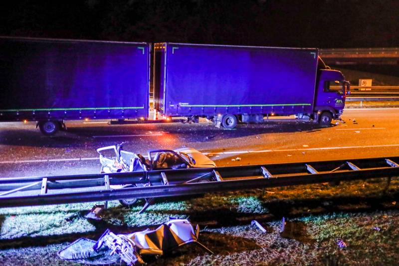 Enorme ravage na ongeval met vrachtwagen