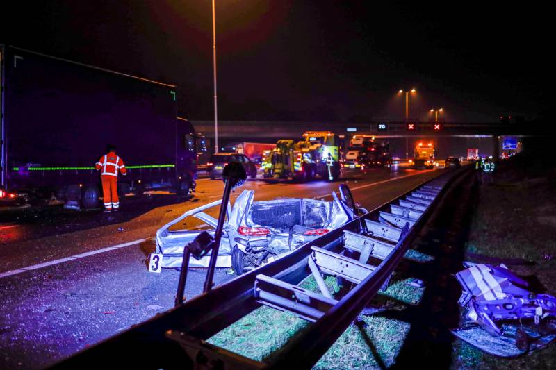 Enorme ravage na ongeval met vrachtwagen