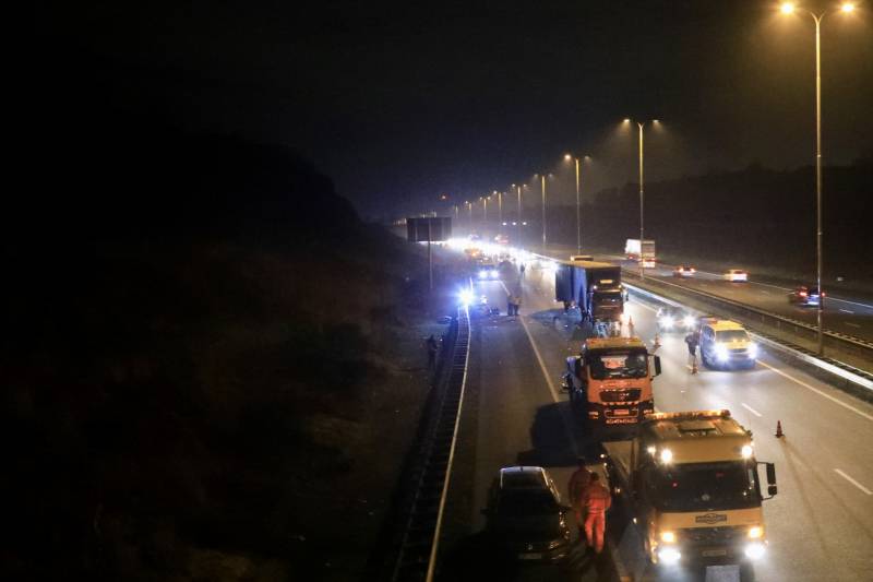 Enorme ravage na ongeval met vrachtwagen