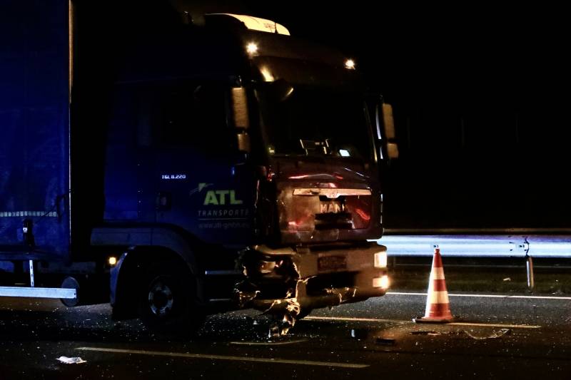 Enorme ravage na ongeval met vrachtwagen