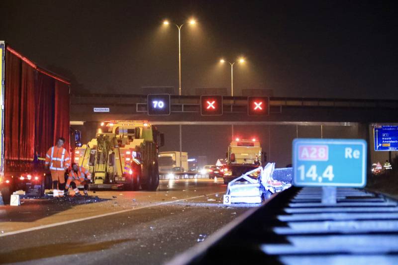Enorme ravage na ongeval met vrachtwagen