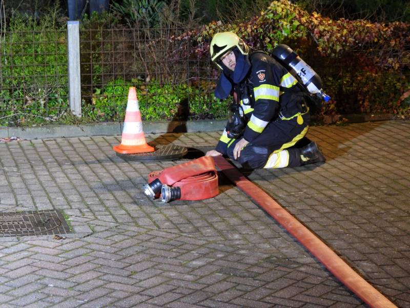 Brandweer spoelt riool na benzine lucht in meerdere woningen