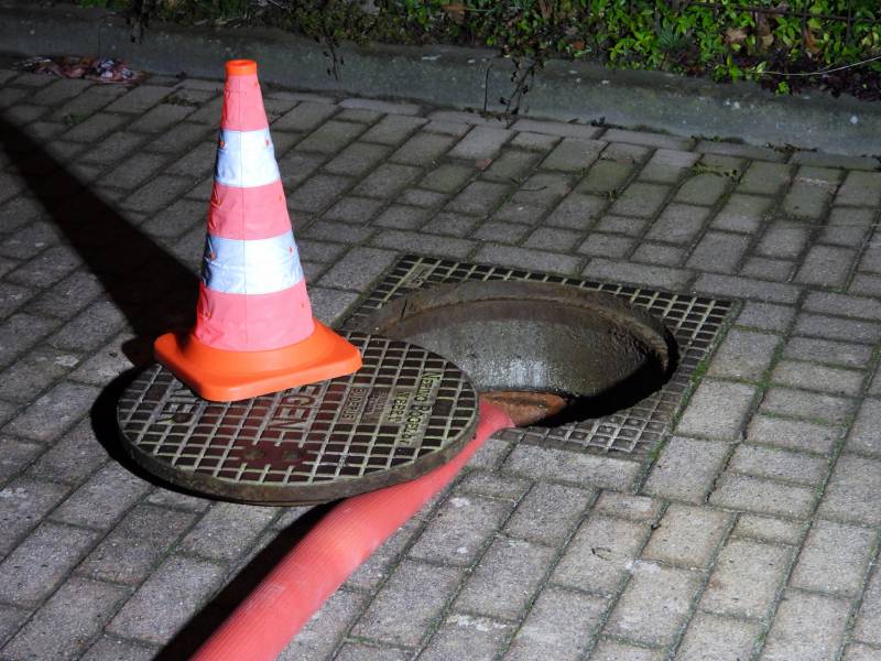 Brandweer spoelt riool na benzine lucht in meerdere woningen